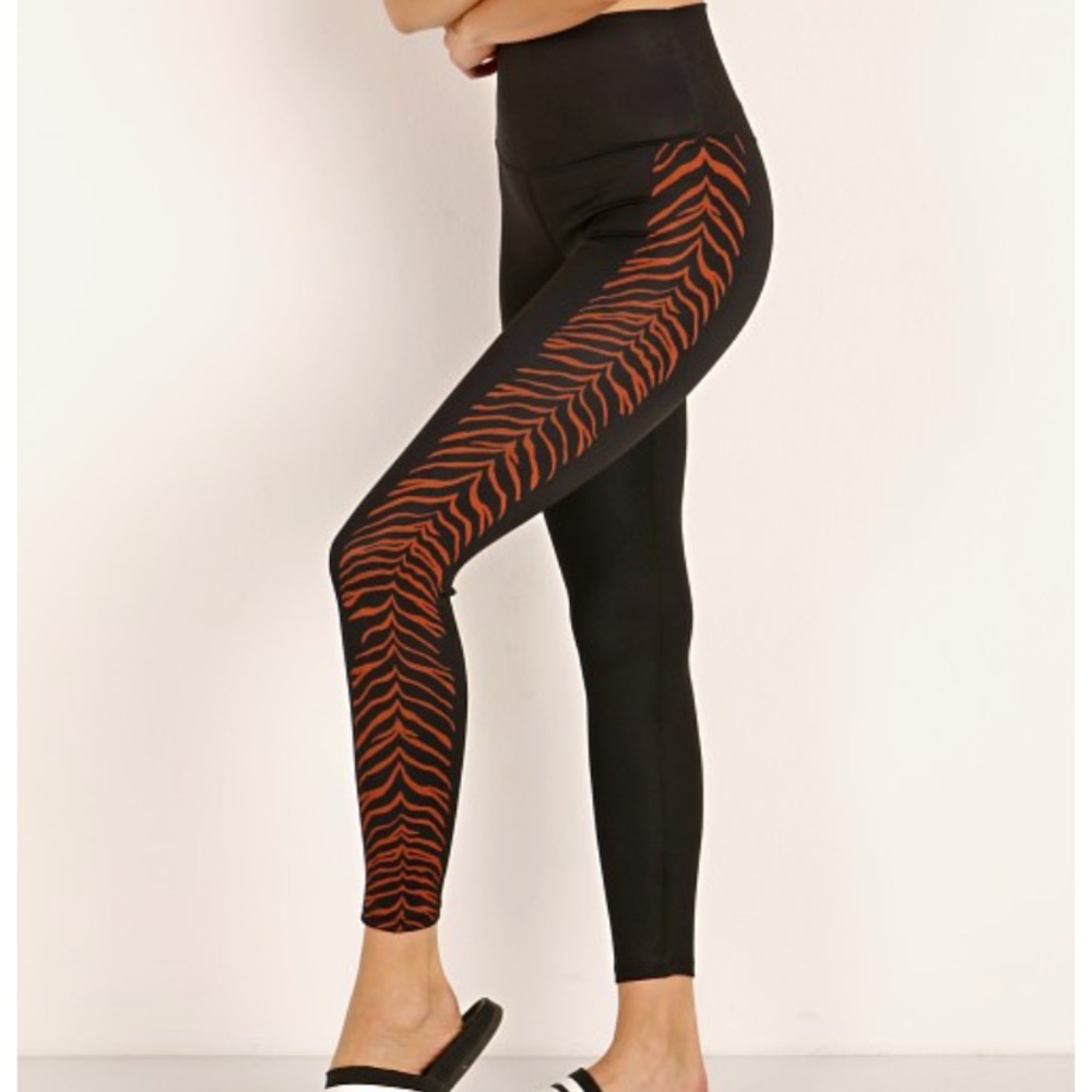 Beach Riot Tiger Legging ๐ - Picture 8 of 12